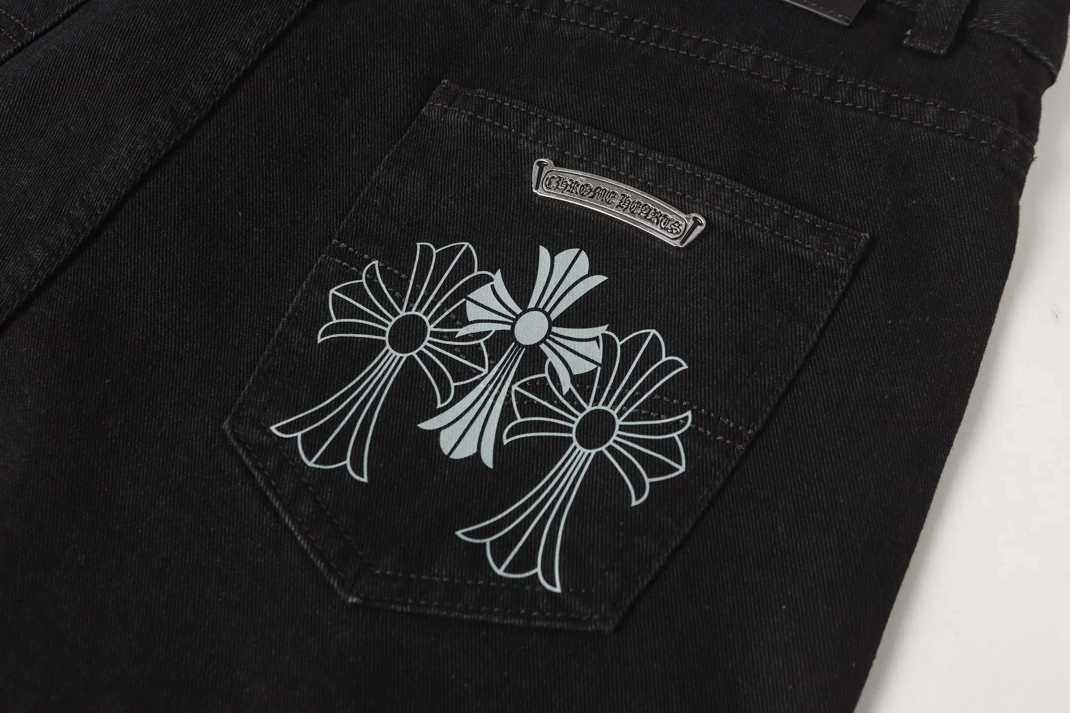 P240 Cross-border quantity model, please do not place an order if you are pursuing quality - Chrome Hearts/Chrome Heart Cross ✝️ Inlaid embroidered washed jeans, trousers and casual pants - High weight, high density and high quality. The wool is soft, delicate and skin-friendly. It feels soft and silky. It has excellent warmth and skin-friendly properties. - Customized weaving and dyeing, no color difference. No matter the fabric or workmanship details, it beats the ordinary version on the market. - Hardware zipper accessories are all customized, full of details -Colour: washed black -Size: 28 30 32 34 36